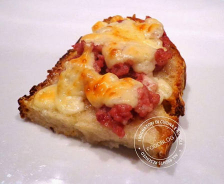 RICETTA CROSTONI CON SALSICCIA DI NORCIA E DADOLATA DI FORMAGGIO