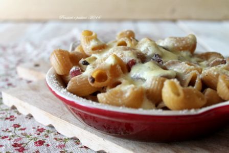 Conchiglie integrali gratinate al radicchio, speck e crema di ricotta