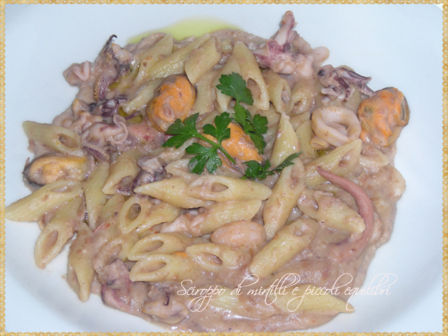 Mezze penne rigate con crema di fagioli borlotti e frutti di mare