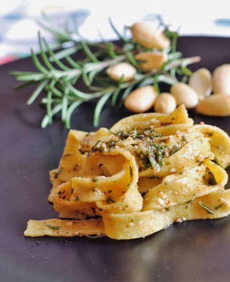 TAGLIATELLE AL PESTO DI ROSMARINO E MANDORLE (duello al mattarello)