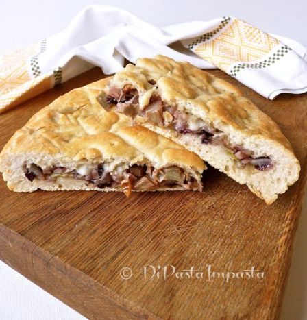 Pizza ripiena di carciofi e radicchio