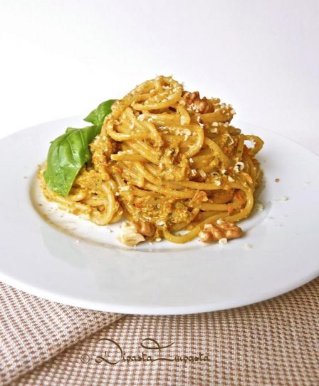 Spaghetti con pesto di pomodori secchi e friggitelli