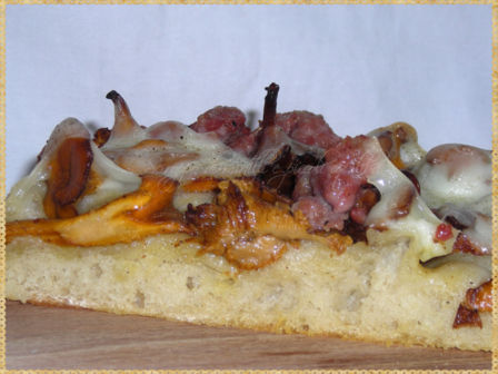 Pizza con finferli e salsiccia