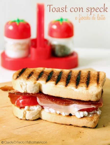 Toast con speck e fiocchi di latte