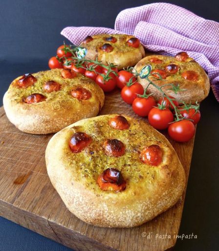 Focaccine a lievitazione naturale con pesto di pistacchi di Bronte e pomodori di Pachino
