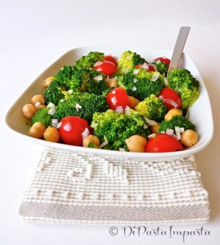 Insalata di broccoli, ceci e pomodori... di Martha Stewart
