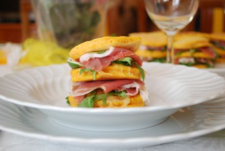 Blinis di carota con scamorza, rucola e prosciutto