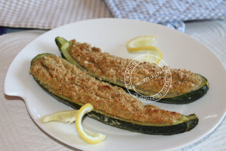 Zucchine ripiene (di tonno, capperi, acciughe e formaggio) | Ricetta estiva facile