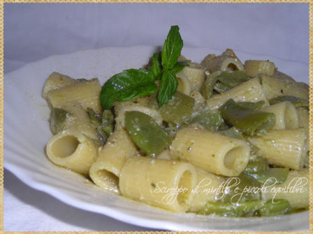Mezze maniche con fagioli corallo e pesto aromatico