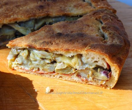 Pizza ripiena con carciofi, speck e scamorza