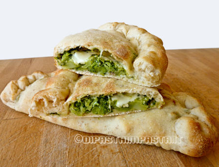 Calzoni al forno ripieni di broccolo siciliano