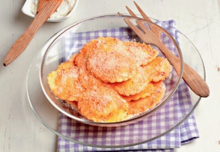 Tortelli con peperoni e salsa di formaggio.