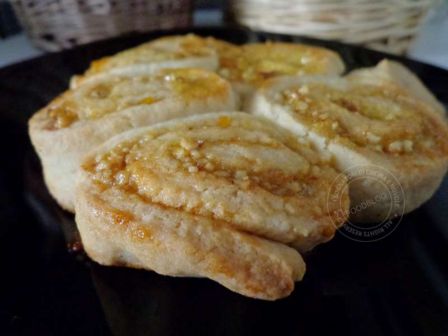 ROSE DI PASTA FROLLA CON MARMELLATA DI MANDARINI E NOCCIOLE