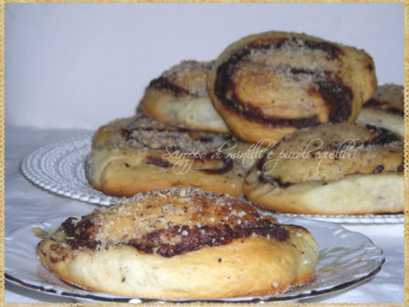 Girelle con crema di cacao e granella di nocciole