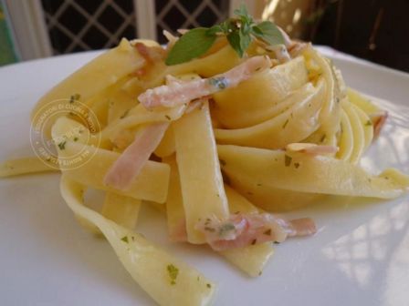 TAGLIATELLE CON LONZA DI MAIALE AFFUMICATA ED ERBE AROMATICHE