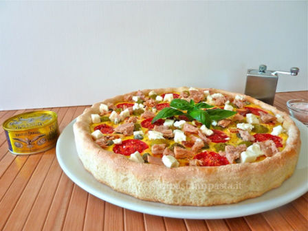 Torta salata con tonno pomodorini e feta