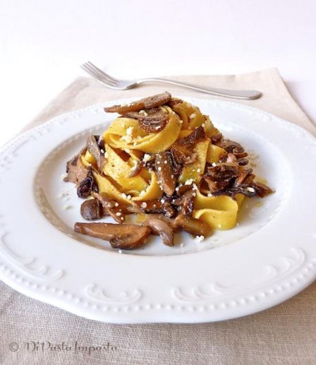 Tagliatelle con funghi e radicchio