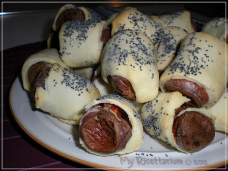 Rotolini di wurstel con pasta brisée e semi di papavero