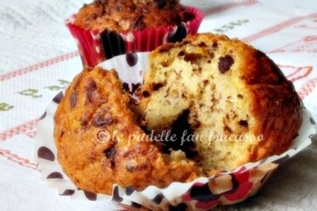MUFFIN AL RUM CON FRUTTA E CIOCCOLATO ... RICICLARE E' UN PIACERE