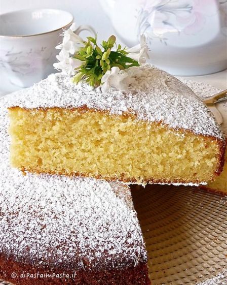 Torta soffice di farro allo yogurt e mandorla
