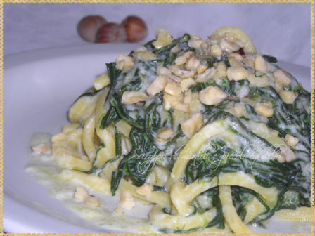 Tonnarelli con agretti, nocciole e Fiocco della Tuscia