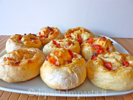 Girelle di pizza con peperoni alici e caciocavallo