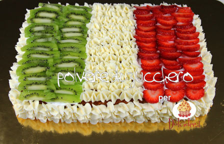 Tutorial per dolcidee.it: torta tricolore con crema chantilly e frutta per celebrare la Festa della Repubblica