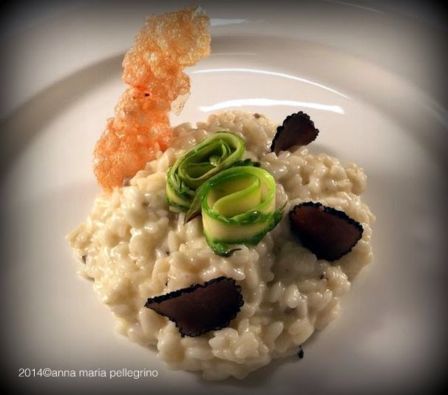 Catajo 2014, foto e ricette. Riso Carnaroli mantecato alla stracciatella di burrata e tartufo nero scorzone dei Colli Berici con losanghe di asparagi verdi e cialda croccante di tapioca