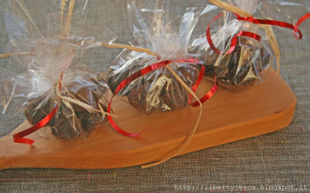 Tartufini di cioccolato e nocciole / Small chocolate truffles with hazelnuts