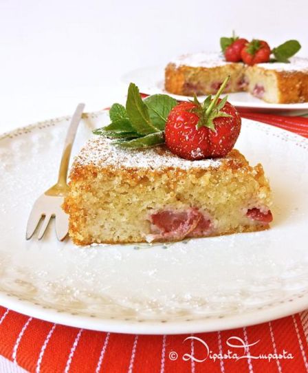 Torta fondente alle mandorle, con fragole e vaniglia (albumi)