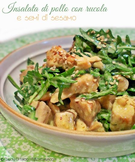 Insalata di pollo con rucola e semi di sesamo