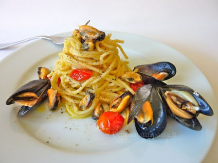 Spaghetti con le cozze e pomodorini confit