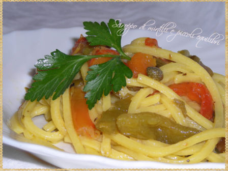 Tonnarelli con peperoni, cipolla, capperi ed alici