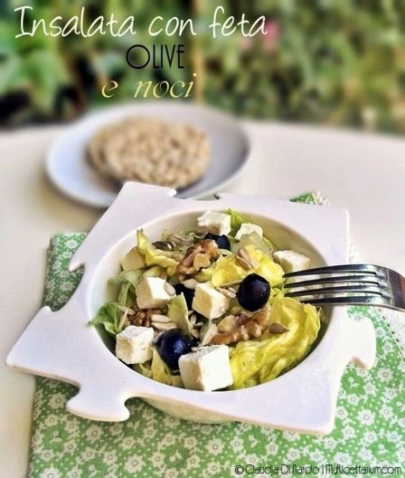 Insalata con feta, olive e noci