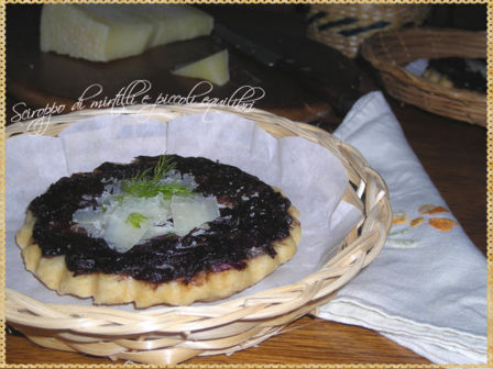 Tartellette rovesciate con cipolla rossa di Tropea, Pecorino della Sabina e barbe di finocchio