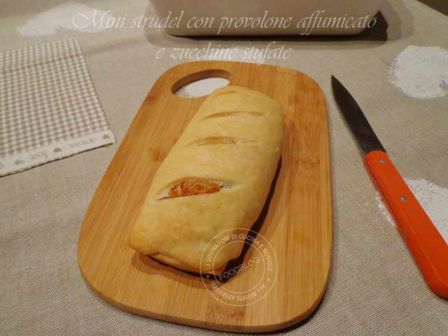 MINI STRUDEL CON PROVOLONE AFFUMICATO E ZUCCHINE STUFATE