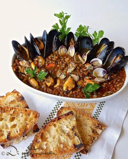 Zuppa di lenticchie con cozze e vongole