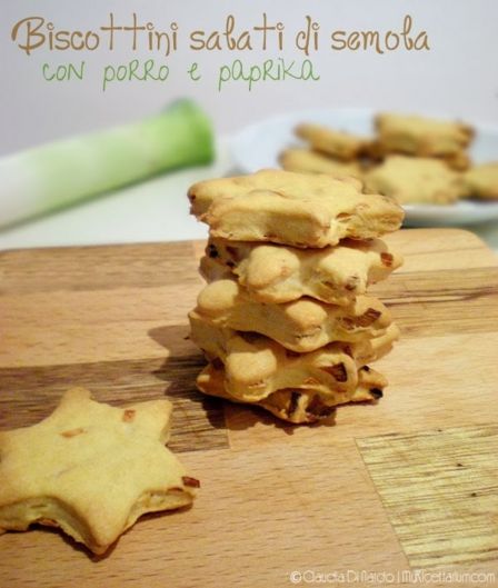 Biscottini salati di semola con porro e paprika