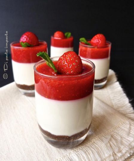 Bicchierini di cheesecakes alla fragola e mandorla (light)