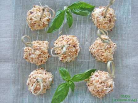 PALLINE DI FORMAGGI MISTI E NOCCIOLE