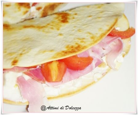 PIADINE CON PROSCIUTTO DI PRAGA STRACCHINO E POMODORI