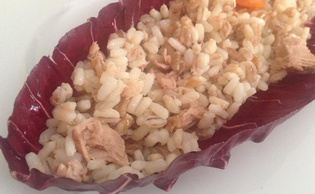 Riso e cereali in barchetta di radicchio