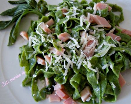 Tagliatelle verdi burro fuso e prosciutto