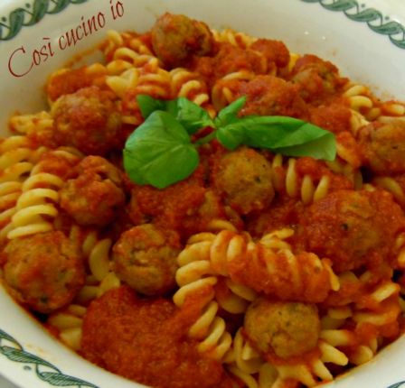 Fusilli al pomodoro con polpettine di vitello (ricetta casalinga)