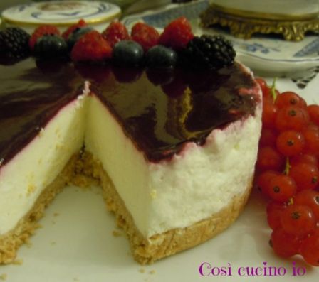 Torta fredda di yogurt ai frutti di bosco, ricetta simil-cheesecake