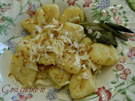Gnocchi di patate burro salvia e ricotta affumicata, ricetta primi piatti
