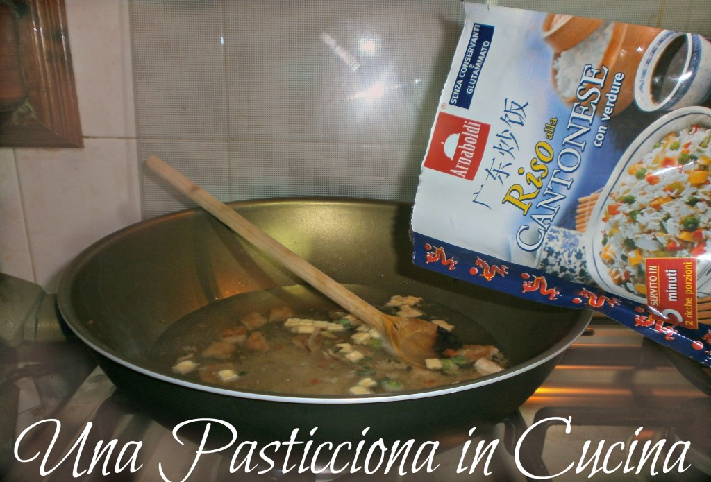 Riso alla cantonese con pollo e spezie