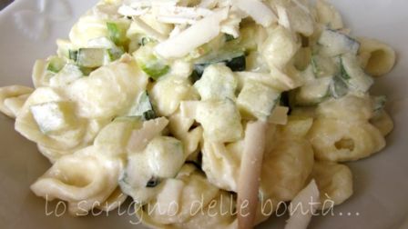 PASTA CON ZUCCHINE E RICOTTA AFFUMICATA