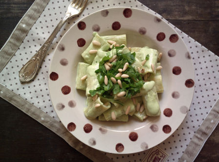 Rigatoni con crema di rucola, philadelphia e pinoli