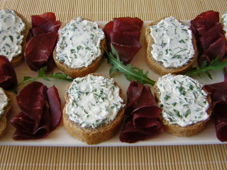 Antipasto con caprino rucola e bresaola